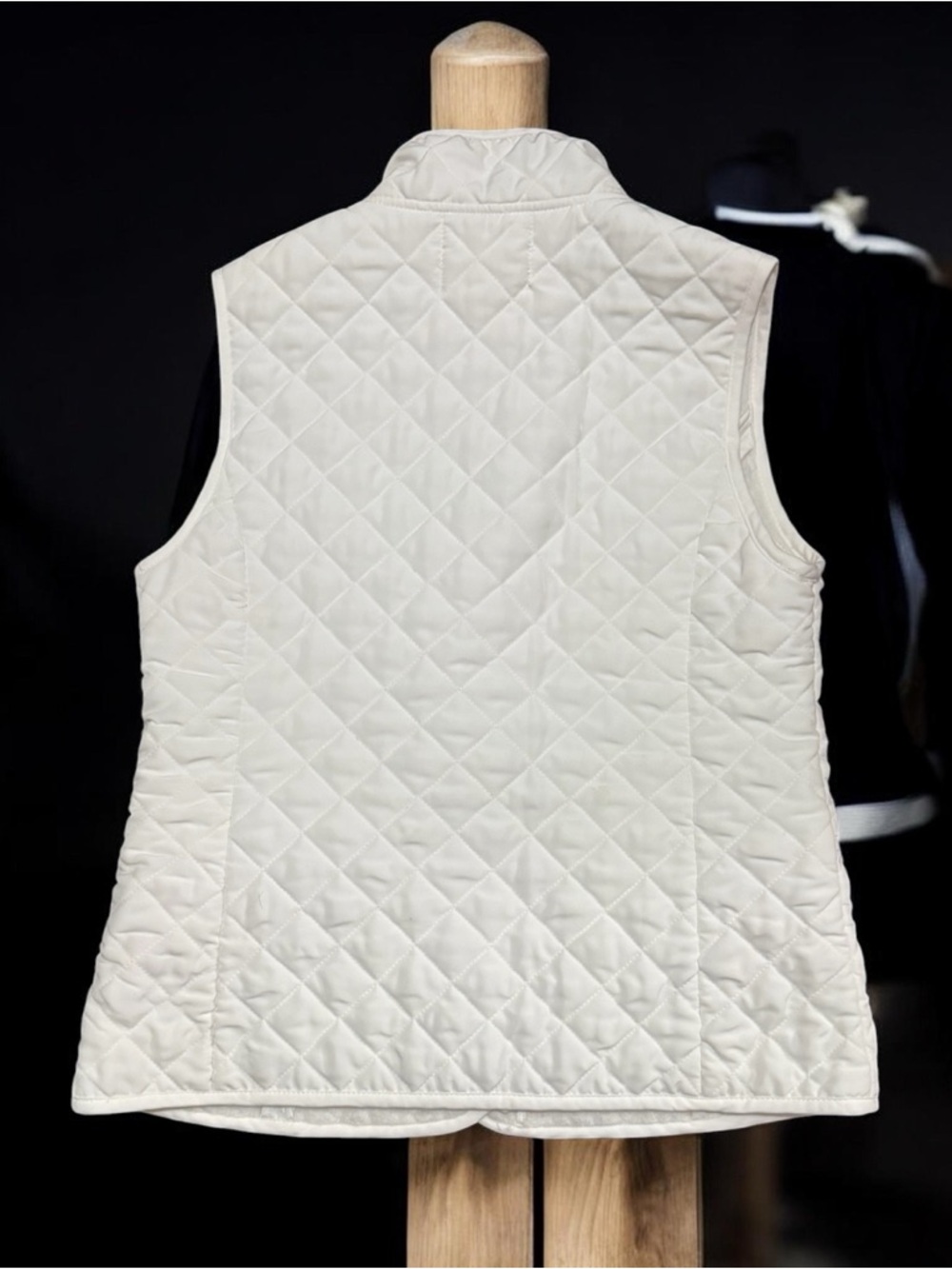 Cambridge Dry Goods White Quilted Sleeveless Vest - Picture 13 of 13